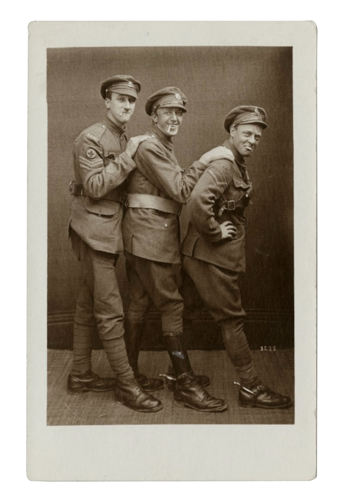 photo de 3 militaires en uniforme
