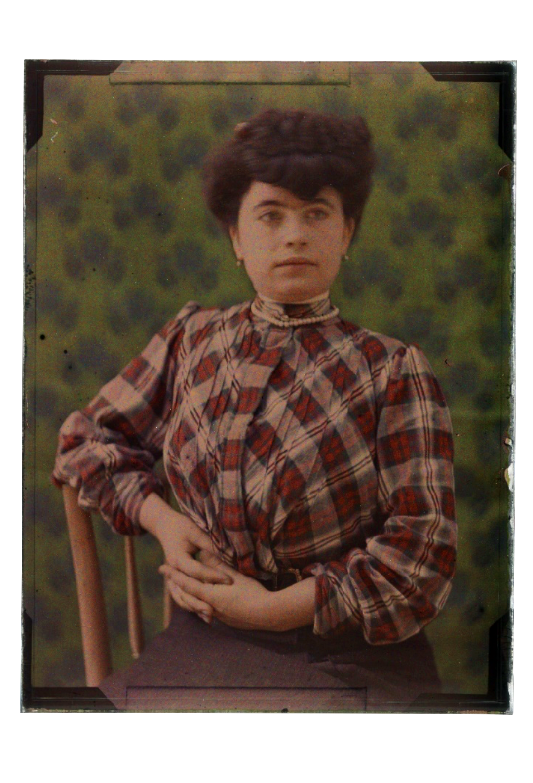 portrait d'une femme assise sur une chaise