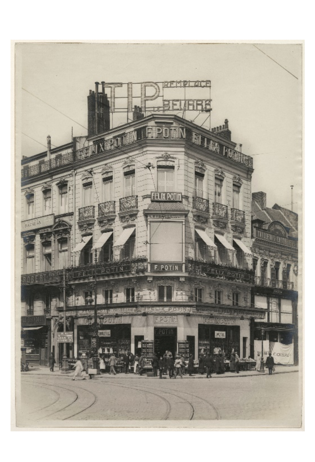 Photo noir et blanc d'une épicerie à un angle