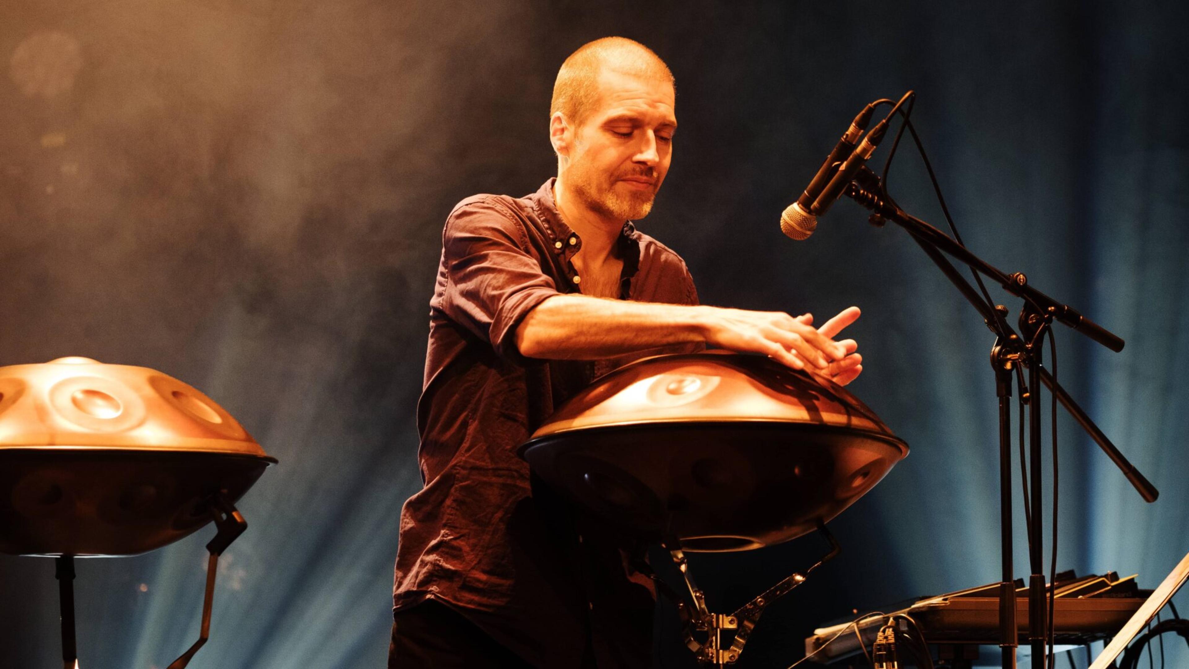 Jérémy Nattagh jouant sur ses handpans